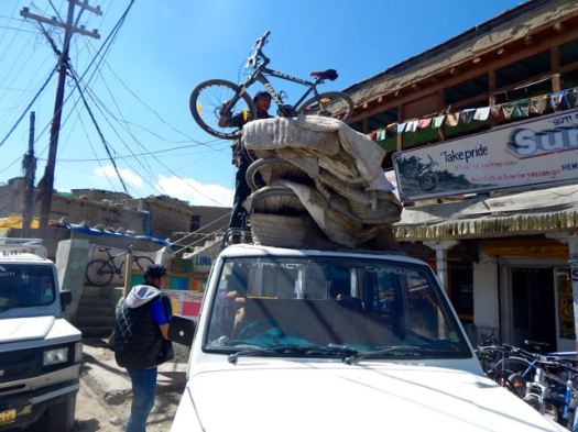 Khardongla Pass mountain bike - 1 of 16